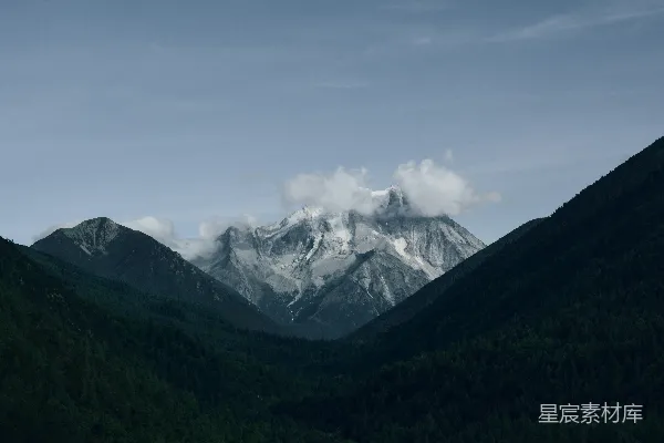 高清摄影 覆盖着雪和云的山脉
