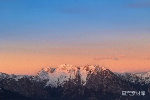 高清摄影 雪山在色彩斑斓的夕阳下