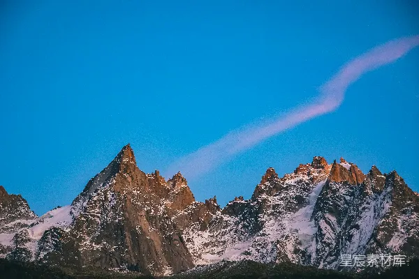 高清摄影 一座山峰在天空中有一朵云。