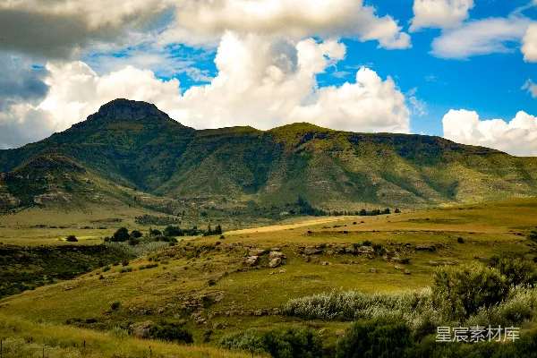 高清摄影 山脉的全景，天空中飘着云彩