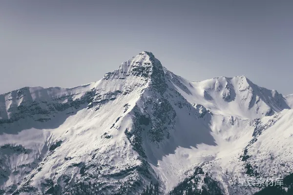 高清摄影 蓝天下的积雪覆盖的山峰