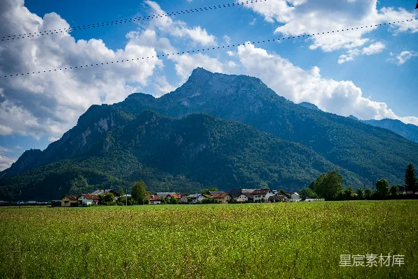高清摄影 一片田野，背景中有山