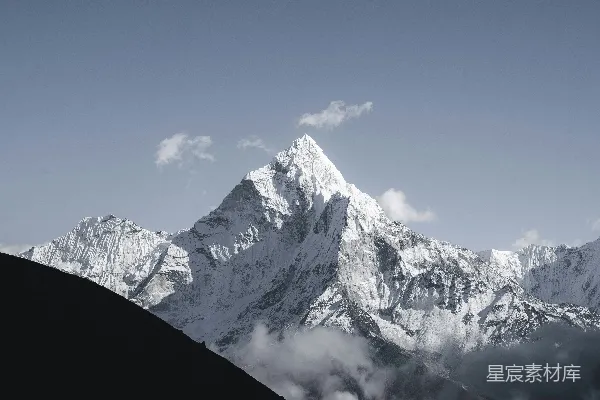 高清摄影 白雪覆盖的山峰在晴朗的蓝天之下