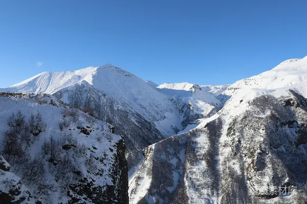 高清摄影 一座被雪覆盖的山脉的景象