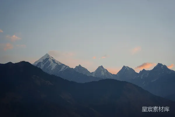 高清摄影 雪峰在淡蓝色的天空下