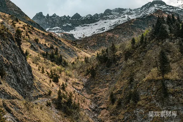 高清摄影 雄伟的雪山、崎岖的山谷和松树。