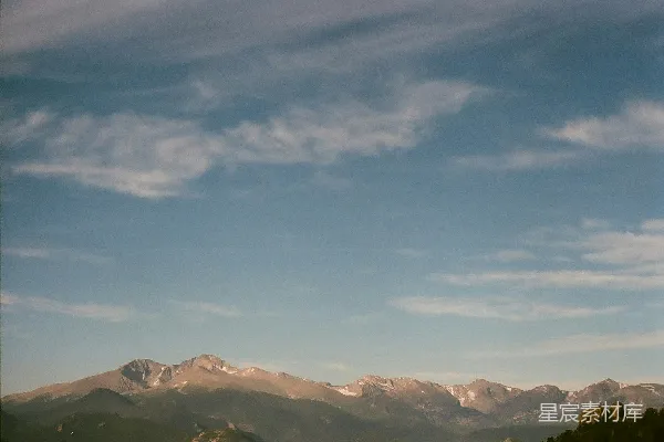 高清摄影 远处的一座山脉的景色