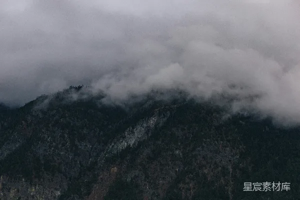高清摄影 白天，山峰在白云下的灰色和绿色
