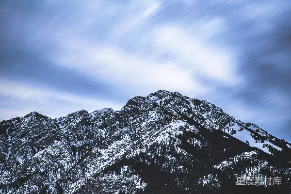 高清摄影 白天晴朗天空下被雪覆盖的山