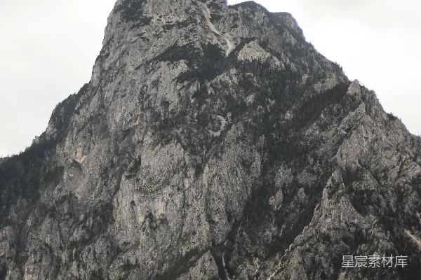 高清摄影 一座巨大的岩石山
