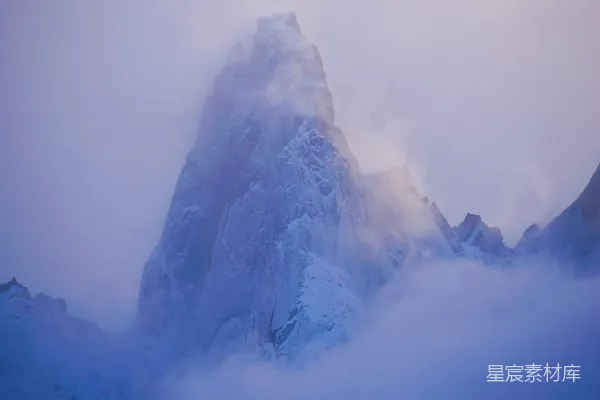 高清摄影 一座高耸入云的雪山