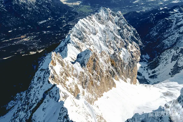 高清摄影 白雪覆盖的山峰，山脚下是山谷。