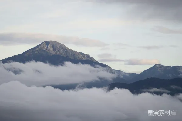 高清摄影 巍峨的山峰从飘动的云层中显露出来