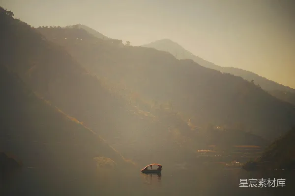 高清摄影 一艘船漂浮在湖面上，周围是群山。