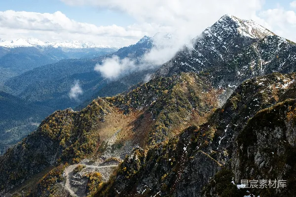 高清摄影 山顶的俯瞰图，前景有一条道路。