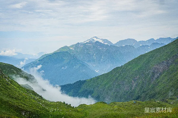 高清摄影 一幅山谷美景，背景是连绵的山脉。