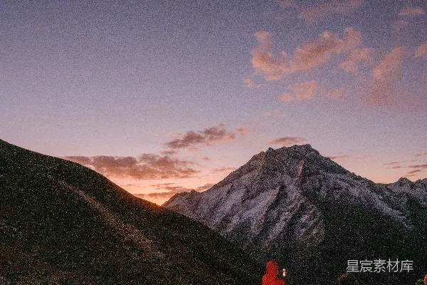高清摄影 夕阳下的白雪皑皑山峰，天空五彩斑斓。