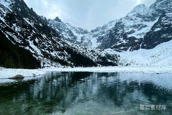 高清摄影 一片被雪覆盖的山脉包围的水域
