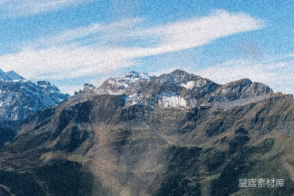 高清摄影 在蓝天白云下，巍峨的群山矗立。