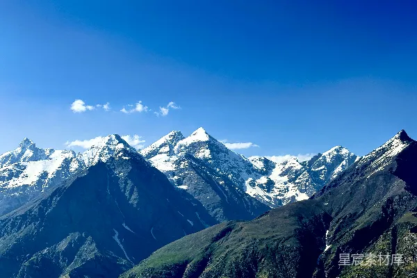 高清摄影 蓝天白云下的雪山。