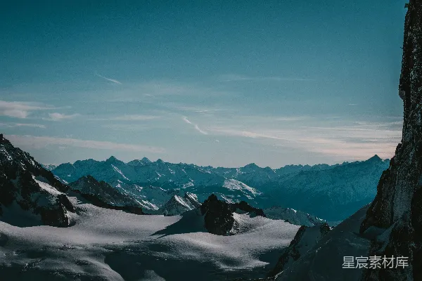 高清摄影 连绵的山脉，远处覆盖着白雪。