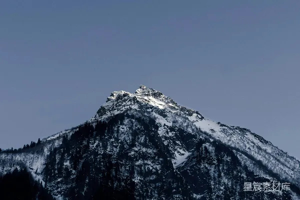 高清摄影 白雪覆盖的山峰映衬着清澈的蓝天