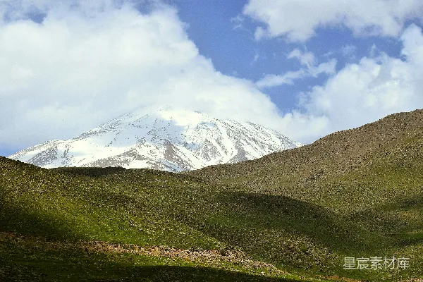 高清摄影 一座积雪的山峰，云雾缭绕。