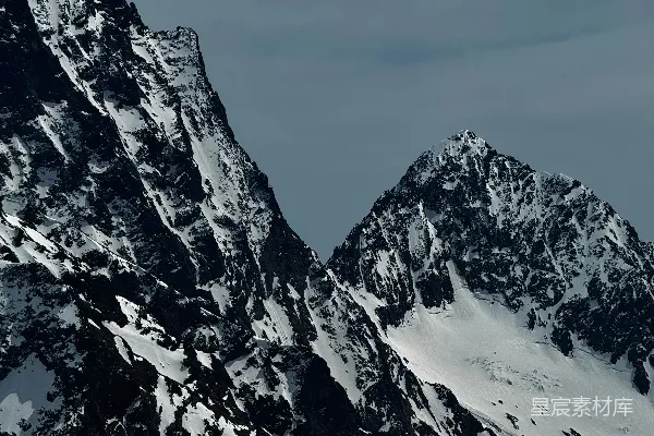 高清摄影 一座被云层笼罩的雪山