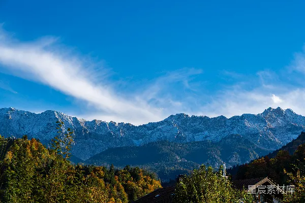高清摄影 一座山峦的景色，前景中有一座房子。
