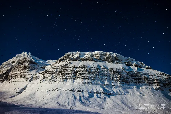 高清摄影 一座覆盖着积雪的山在夜空中