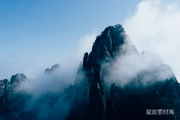 高清摄影 蓝天下灰黑色的山