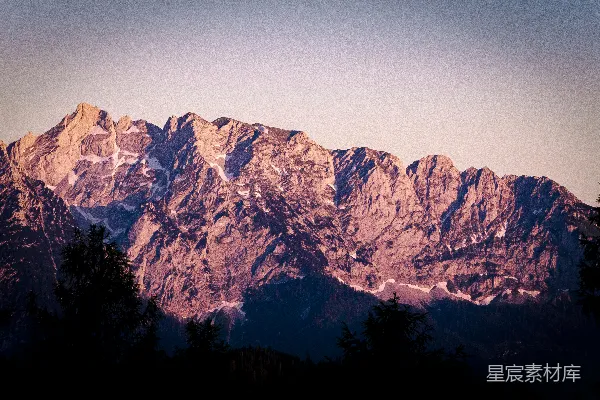 高清摄影 崎岖的山脉被温暖的夕阳光线照亮