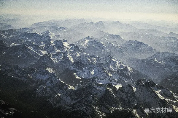 高清摄影 一条被雪覆盖的山脉