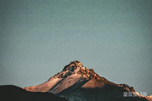 高清摄影 被雪覆盖的山峰，天空作为背景