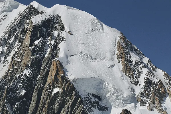 高清摄影 一座积雪的山