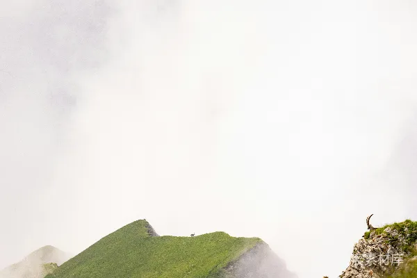 高清摄影 青山笼罩在薄雾中，远处的山峰若隐若现。