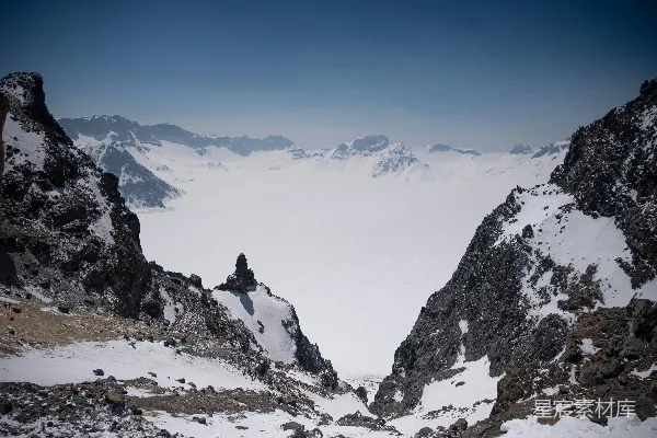 高清摄影 雪山峰峦，云海茫茫。
