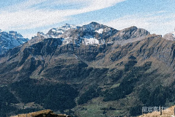 高清摄影 巍峨的山脉在晴朗的蓝天之下