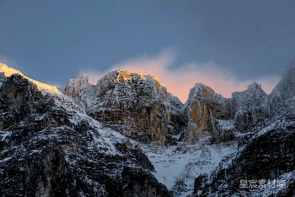 高清摄影 被金色夕阳照亮的积雪覆盖的山峰。