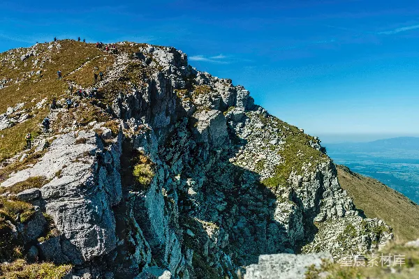 高清摄影 一座高大的山脉，山峰非常高。