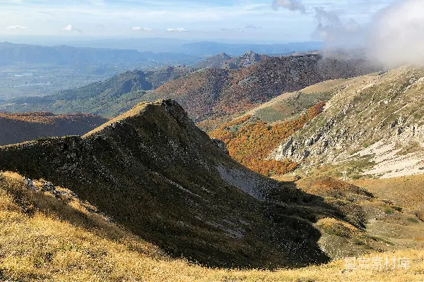 高清摄影 从山顶俯瞰山脉的景象