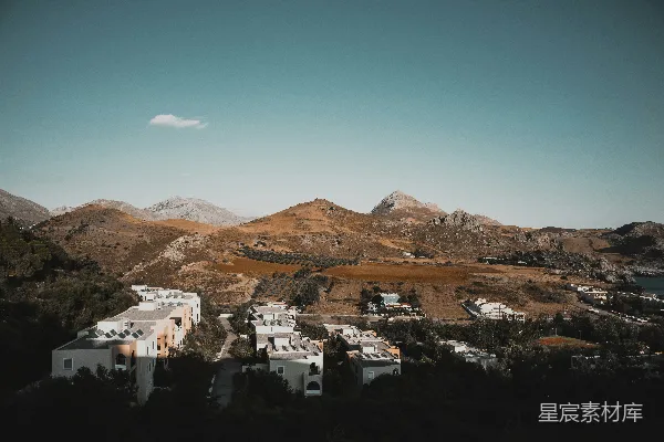 高清摄影 一座山脉的景色，前景中有房屋。