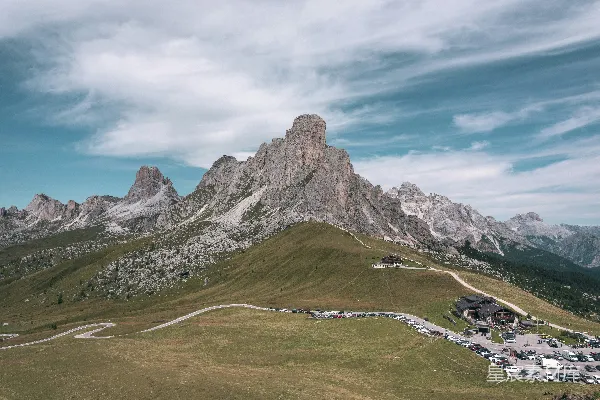 高清摄影 一条蜿蜒的山路与山景的美景