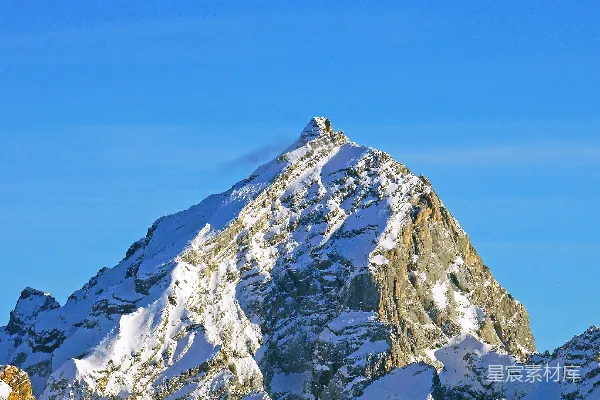 高清摄影 白天蓝天下覆盖着积雪的山