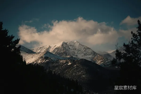 高清摄影 白雪覆盖的山峦与云层