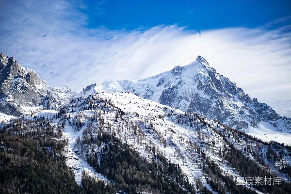 高清摄影 白雪覆盖的山峰在白天