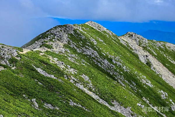 高清摄影 一座山的一侧长满了绿草。