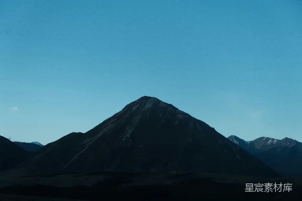 高清摄影 一幅背景是蓝天的山景图。