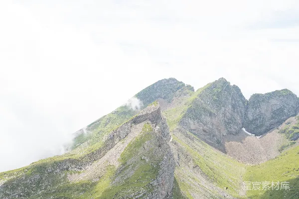 高清摄影 崎岖的山峰上覆盖着绿色的草地