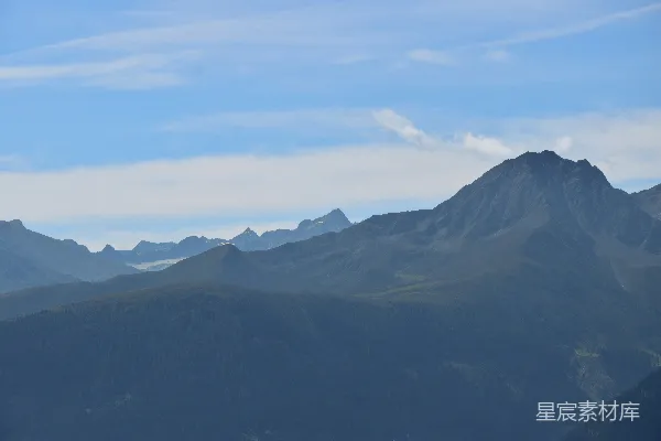 高清摄影 蓝天下的崎岖山峰